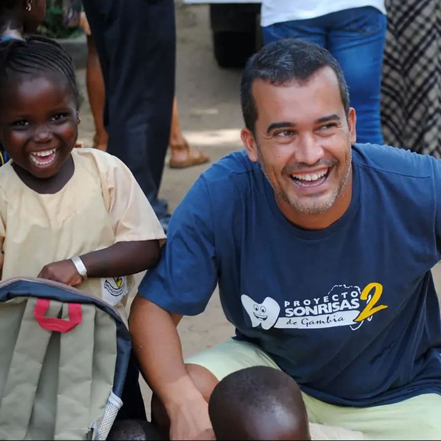Marco Ojeda y una niña en una misión en Gambia